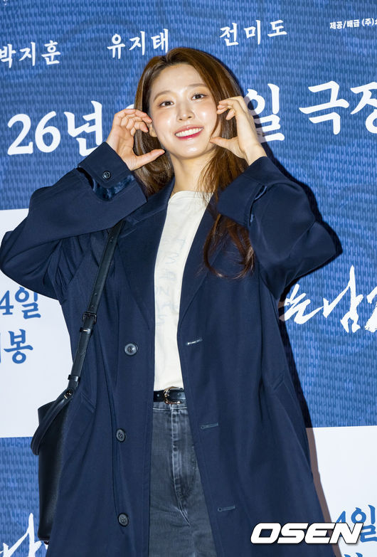 [OSEN=박준형 기자] 27일 오후 서울 잠실 롯데시네마 월드타워 씨네파크에서 영화 ‘왕과 사는 남자’ VIP 시사회가 진행됐다.<br /><br />배우 유해진과 박지훈, 유지태, 전미도, 김민, 이준혁이 출연하는 영화 '왕과 사는 남자'는 1457년 청령포, 마을의 부흥을 위해 유배지를 자처한 촌장과 왕위에서 쫓겨나 유배된 어린 선왕의 이야기로, 내달 4일 개봉한다.<br /><br />배우 설현이 포즈를 취하고 있다 2026.01.27 / soul1014@osen.co.kr   <br />