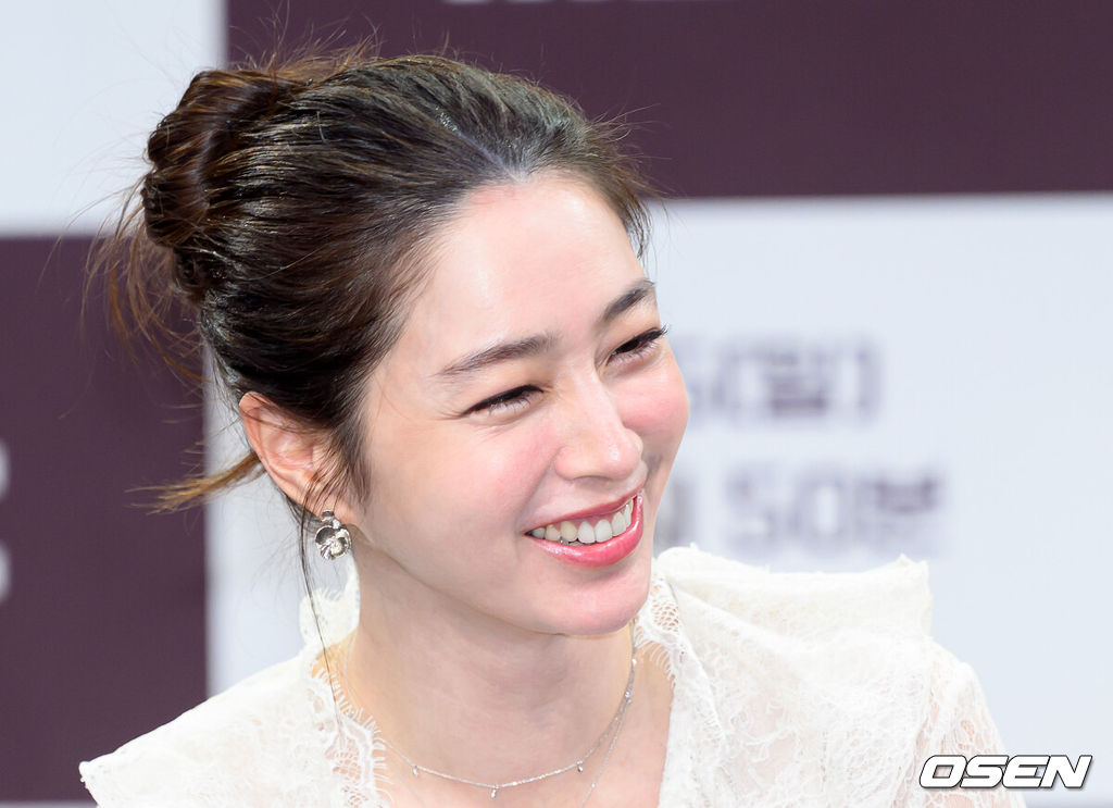 11일 오전 서울 마포구 MBC 골든마우스홀에에서 MBC 신규 예능 프로그램 ‘1등들’ 제작발표회가 열렸다.<br /><br />‘1등들’은 대한민국을 뒤흔든 역대 음악 오디션의 최종 우승자들이 모여 진정한 왕좌를 가리는 오디션 끝장전이다.<br /><br />배우 이민정이 취재진의 질문에 미소를 짓고 있다. 2026.02.11 / sunday@osen.co.kr