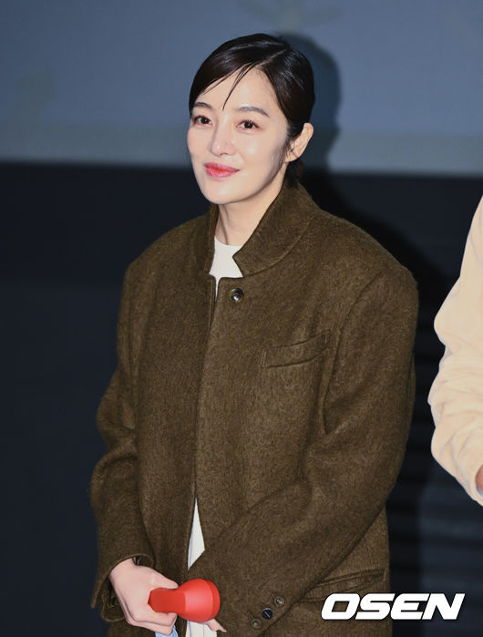 [OSEN=조은정 기자]10일 서울 용산구 CGV용산아이파크몰에서 영화 ‘3일의 휴가(감독 육상효)’ 무대인사가 진행됐다.<br /><br />‘3일의 휴가’는 하늘에서 휴가 온 엄마 ‘복자’(김해숙 분)와 엄마의 레시피로 백반집을 운영하는 딸 ‘진주’(신민아 분)의 힐링 판타지다.<br /><br />배우 황보라가 무대인사에 참석해 관객과의 시간을 갖고 있다. 2023.12.10 /cej@osen.co.kr