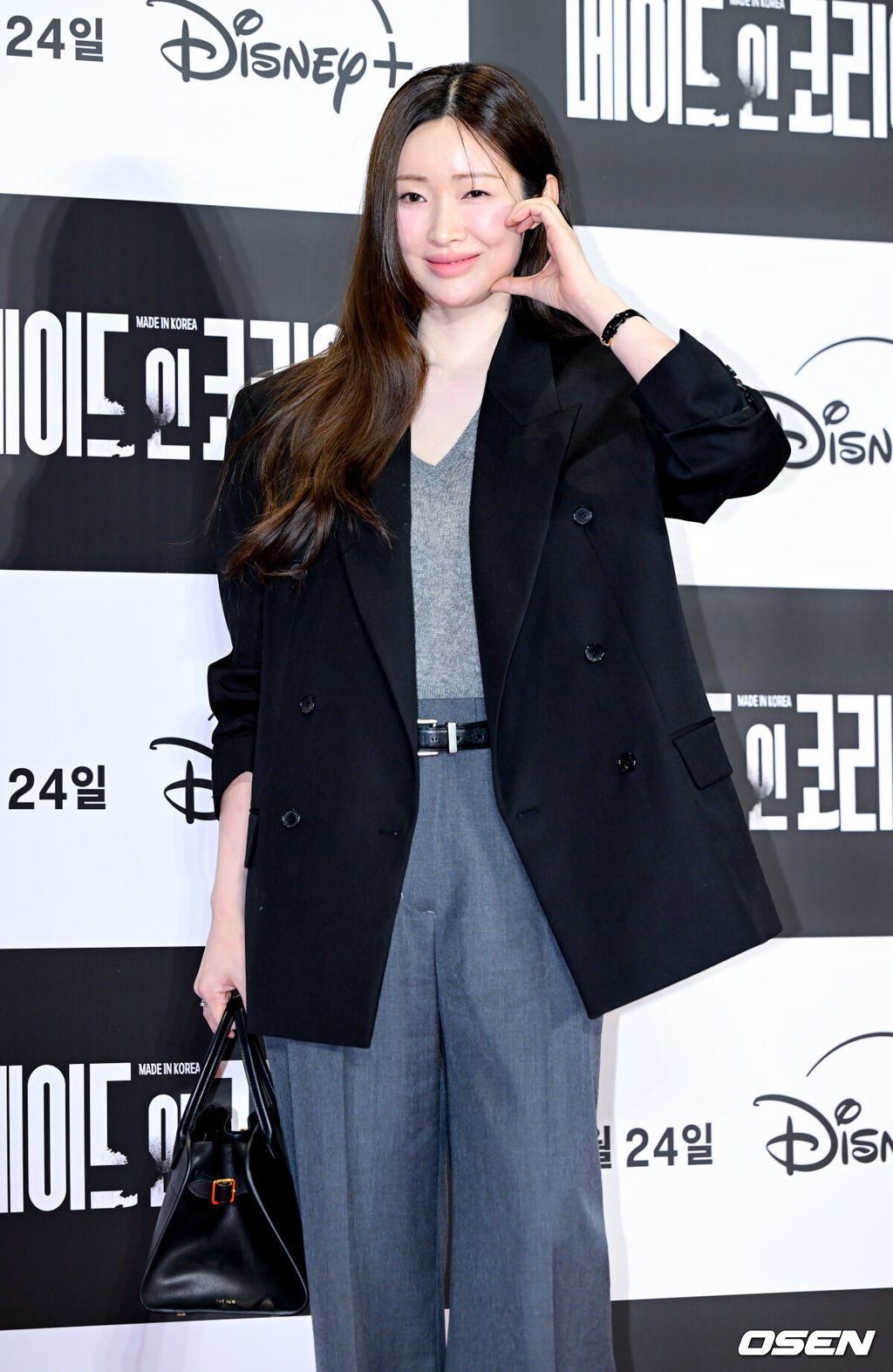 디즈니+ 오리지널 시리즈 ‘메이드 인 코리아’ vip시사회가 15일 서울 강남구 메가박스 코엑스에서 열렸다.<br /><br />‘메이드 인 코리아’는 1970년대 혼란과 도약이 공존했던 대한민국, 국가를 수익모델로 삼아 부와 권력의 정점에 오르려는 사내 ‘백기태’(현빈)와 그를 무서운 집념으로 벼랑 끝까지 추적하는 검사 ‘장건영’(정우성)이 시대를 관통하는 거대한 사건들과 직면하는 이야기.<br /><br />배우 차정원이 포즈를 취하고 있다. 2025.12.15 /cej@osen.co.kr