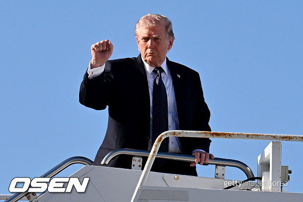 PALM BEACH, FLORIDA - MARCH 01:U.S. President Donald Trump boards Air Force 1 on March 01, 2026 in Palm Beach, Florida. On Saturday, President Trump announced that the United States and Israel had launched strikes on Iran targeting political and military leaders, as well as Iran's ballistic missile and nuclear programs. (Photo by Roberto Schmidt/Getty Images)