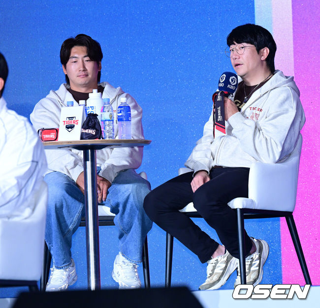 [OSEN=지형준 기자] 2026 신한 SOL KBO 리그 미디어데이&팬페스트 행사가 26일 서울 송파구 롯데호텔 월드에서 열렸다.2026 KBO 리그 정규 시즌은 오는 28일 인천(KIA-SSG), 잠실(LG-KT), 대구(삼성-롯데), 창원(NC-두산), 대전(한화-키움) 등 5개 구장에서 개막한다.&nbsp;KIA 나성범, 양현종이 질문에 답을 하고 있다. 2026.03.26&nbsp;/ jpnews@osen.co.kr