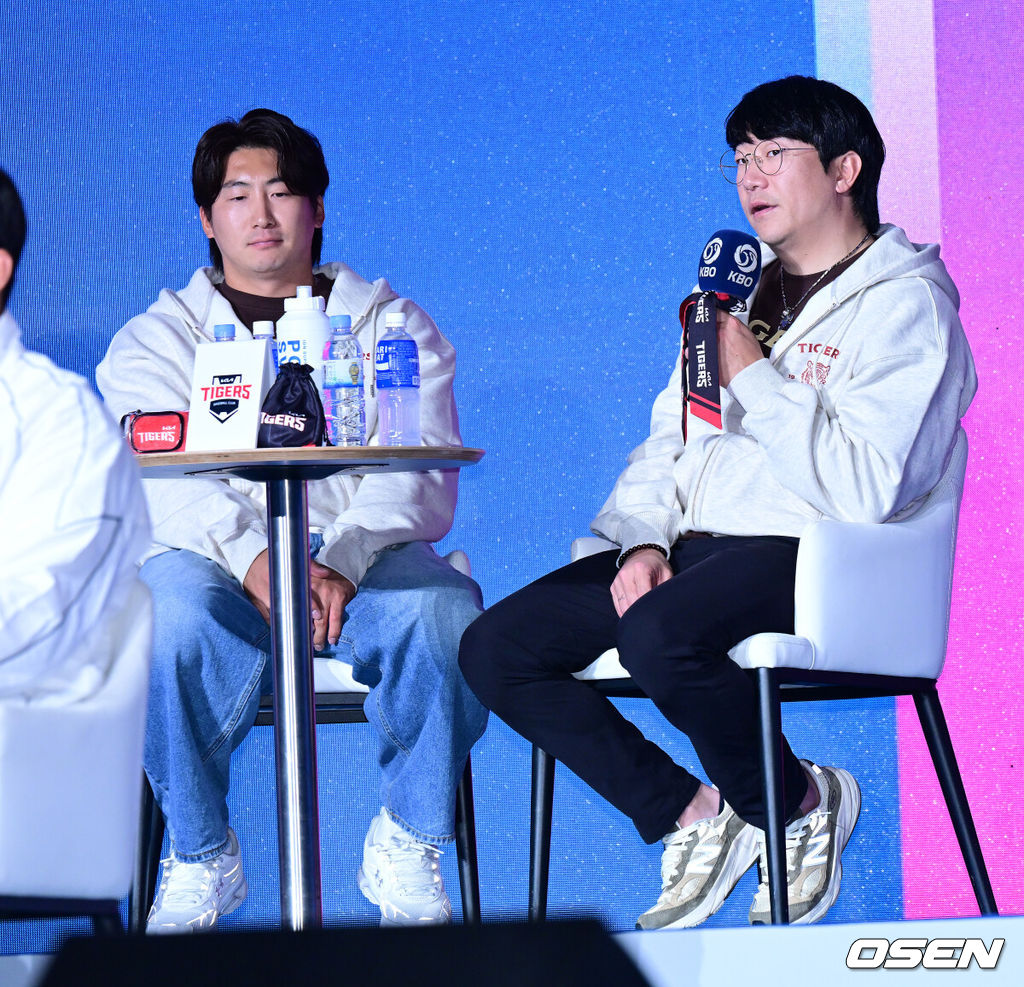 2026 신한 SOL KBO 리그 미디어데이&팬페스트 행사가 26일 서울 송파구 롯데호텔 월드에서 열렸다.2026 KBO 리그 정규 시즌은 오는 28일 인천(KIA-SSG), 잠실(LG-KT), 대구(삼성-롯데), 창원(NC-두산), 대전(한화-키움) 등 5개 구장에서 개막한다. KIA 나성범, 양현종이 질문에 답을 하고 있다. 2026.03.26 / jpnews@osen.co.kr