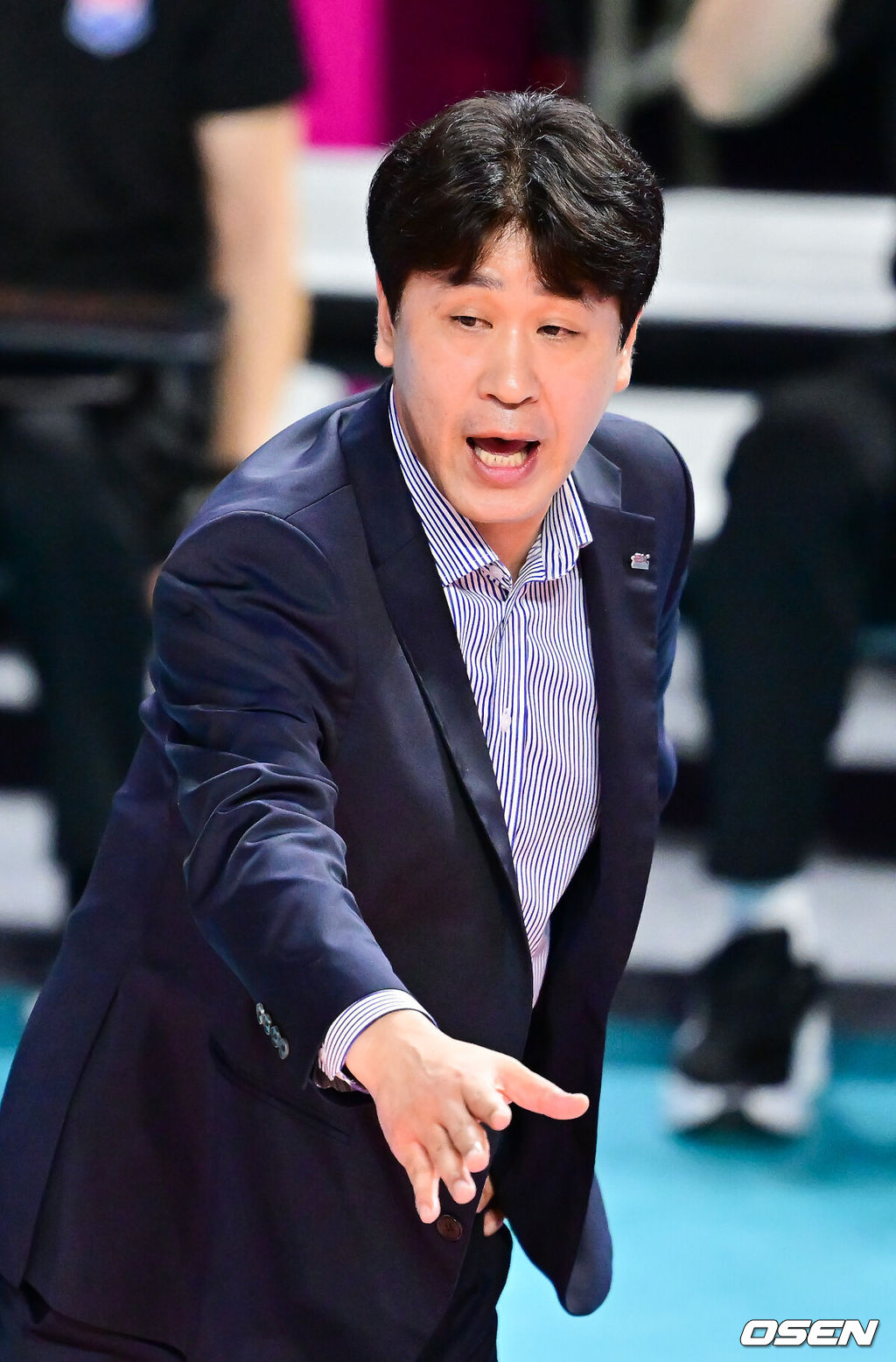 13일 오후 인천 삼산월드체육관에서 진에어 2025-26 여자배구 V리그 흥국생명과 한국도로공사의 경기가 진행됐다.한국도로공사는 이날 경기에서 승리하면 남은 일정과 관계없이 정규리그 정상과 챔피언결정전 직행을 확정할 수 있다. 1세트 한국도로공사 김종민 감독이 작전을 지시하고 있다. 2026.03.13 / soul1014@osen.co.kr