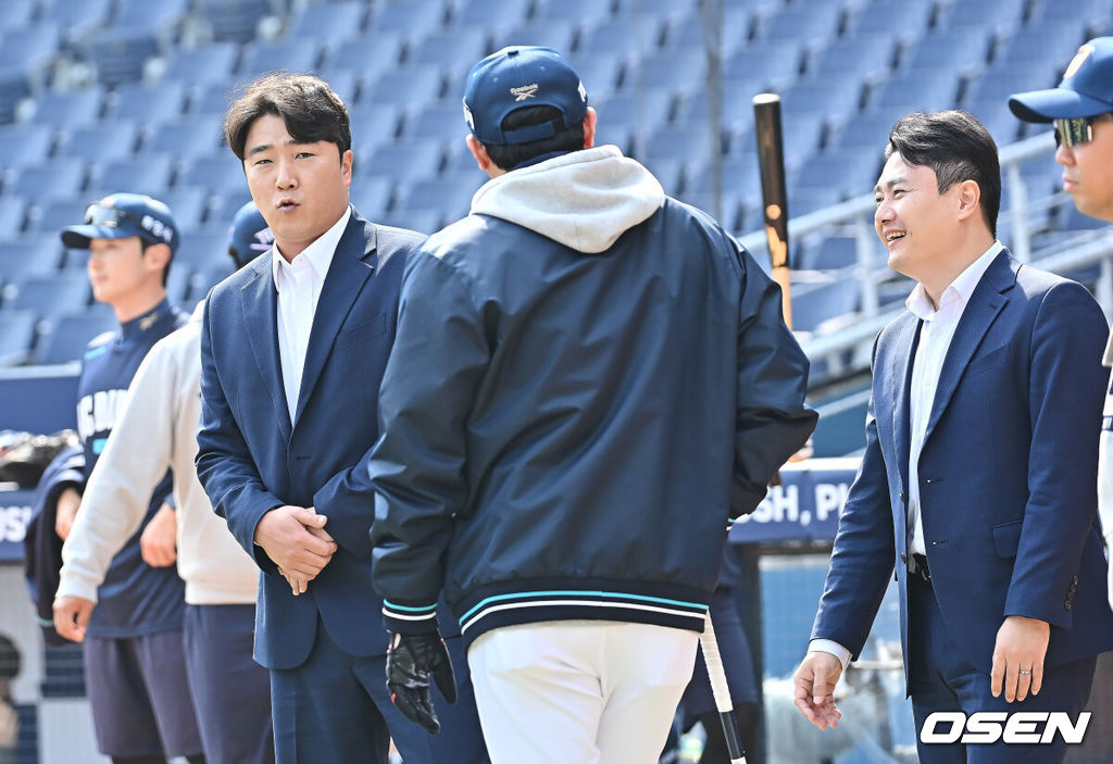 16일 창원NC파크에서 2026 신한 SOL KBO 리그 시범경기 NC 다이노스와 KIA 타이거즈의 경기가 열린다. 지난 12일 시작된 시범경기는 24일까지 진행되며, 각 팀이 12경기씩 총 60경기가 펼쳐진다.정훈 해설위원이 NC 다이노스 서재응 코치와 얘기를 하고 있다. 2026.03.16 / foto0307@osen.co.kr