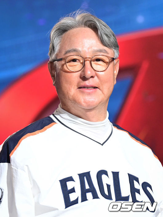 [OSEN=조은정 기자] 2026 신한 SOL KBO 리그 미디어데이&팬페스트 행사가 26일 서울 송파구 롯데호텔 월드에서 열렸다.2026 KBO 리그 정규 시즌은 오는 28일 인천(KIA-SSG), 잠실(LG-KT), 대구(삼성-롯데), 창원(NC-두산), 대전(한화-키움) 등 5개 구장에서 개막한다.&nbsp;한화 김경문 감독이 포즈를 취하고 있다. 2026.03.26 /cej@osen.co.kr