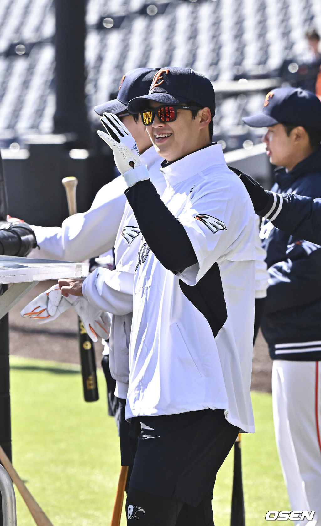 19일 오후 대전 한화생명볼파크에서 2026 신한 SOL KBO 리그 시범경기 한화 이글스와 KIA 타이거즈의 경기를 진행됐다.한화와 KIA는 시범경기에서 각각 2승 4패, 2승 1무 3패를 기록 중이다.경기 앞두고 한화 노시환이 KIA 선수단을 향해 인사를 하고 있다. 2026.03.19 / soul1014@osen.co.kr