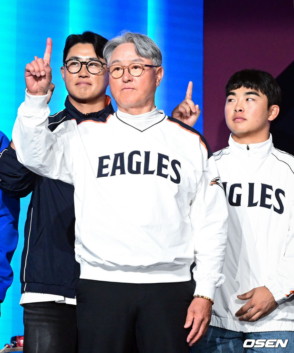 2026 신한 SOL KBO 리그 미디어데이&팬페스트 행사가 26일 서울 송파구 롯데호텔 월드에서 열렸다.2026 KBO 리그 정규 시즌은 오는 28일 인천(KIA-SSG), 잠실(LG-KT), 대구(삼성-롯데), 창원(NC-두산), 대전(한화-키움) 등 5개 구장에서 개막한다. 한화 김경문 감독, 채은성, 문현빈이 포즈를 취하고 있다. 2026.03.26 /cej@osen.co.kr