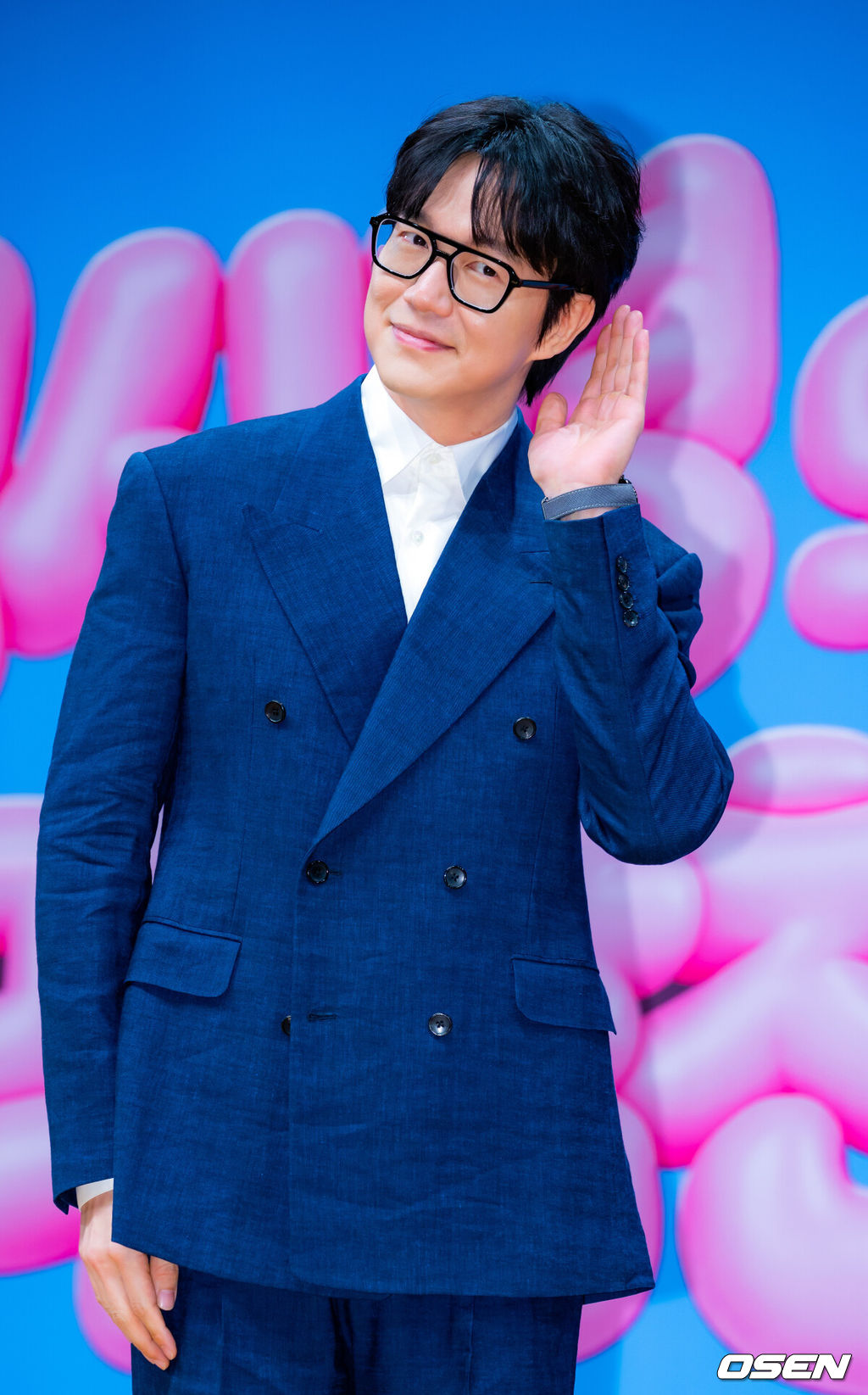 27일 서울 여의도 KBS 신관에서 KBS 2TV '더 시즌즈-성시경의 고막남친' 제작발표회가 진행됐다.가수 성시경은 ‘더 시즌즈’ 9번째 시즌의 MC를 맡게됐다.성시경이 무대 위에서 포즈를 취하고 있다. 2026.03.27 / rumi@osen.co.kr