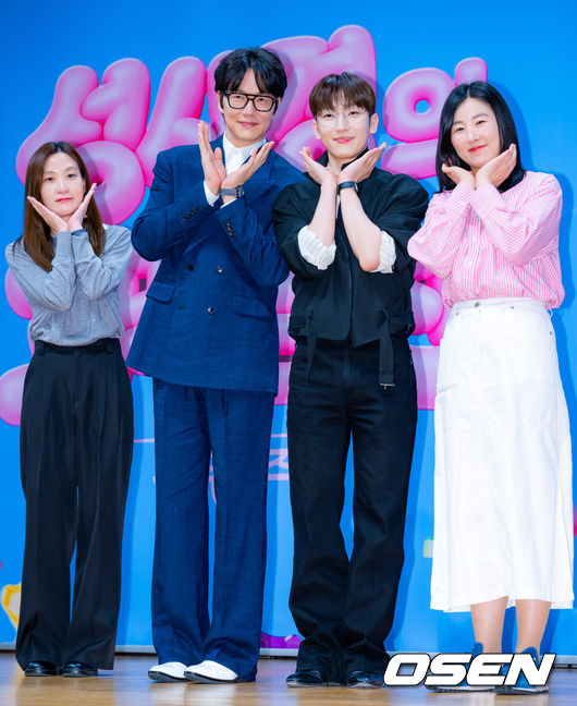 [OSEN=민경훈 기자] 27일 서울 여의도 KBS 신관에서 KBS 2TV '더 시즌즈-성시경의 고막남친' 제작발표회가 진행됐다.<br /><br />가수 성시경은 ‘더 시즌즈’ 9번째 시즌의 MC를 맡게됐다.<br /><br />손자연 PD, 성시경, 정동환, 정미영 PD가 무대 위에서 포즈를 취하고 있다. 2026.03.27 / rumi@osen.co.kr<br />