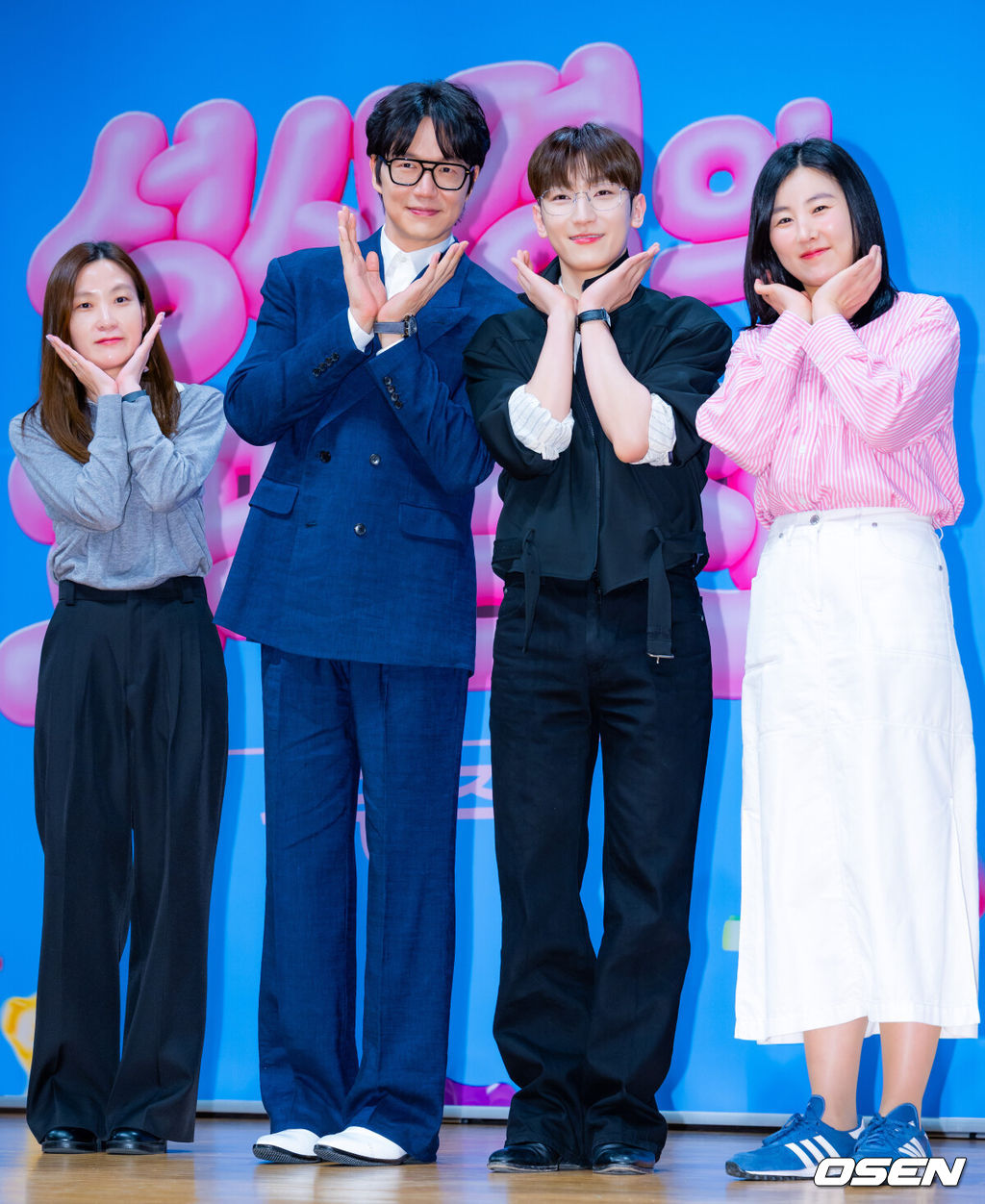 27일 서울 여의도 KBS 신관에서 KBS 2TV '더 시즌즈-성시경의 고막남친' 제작발표회가 진행됐다.<br /><br />가수 성시경은 ‘더 시즌즈’ 9번째 시즌의 MC를 맡게됐다.<br /><br />손자연 PD, 성시경, 정동환, 정미영 PD가 무대 위에서 포즈를 취하고 있다. 2026.03.27 / rumi@osen.co.kr<br />