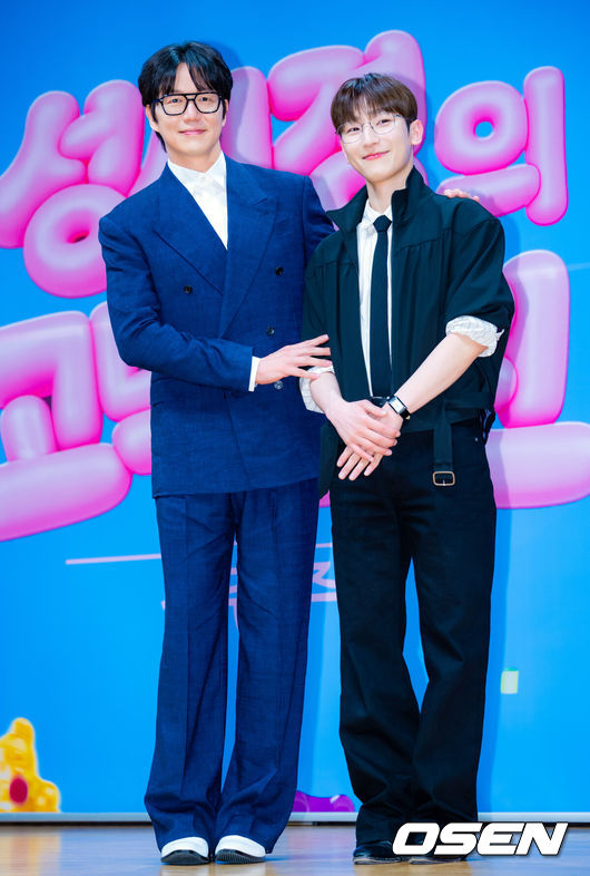 [OSEN=민경훈 기자] 27일 서울 여의도 KBS 신관에서 KBS 2TV '더 시즌즈-성시경의 고막남친' 제작발표회가 진행됐다.<br /><br />가수 성시경은 ‘더 시즌즈’ 9번째 시즌의 MC를 맡게됐다.<br /><br />성시경과 멜로망스 정동환이 무대 위에서 포즈를 취하고 있다. 2026.03.27 / rumi@osen.co.kr