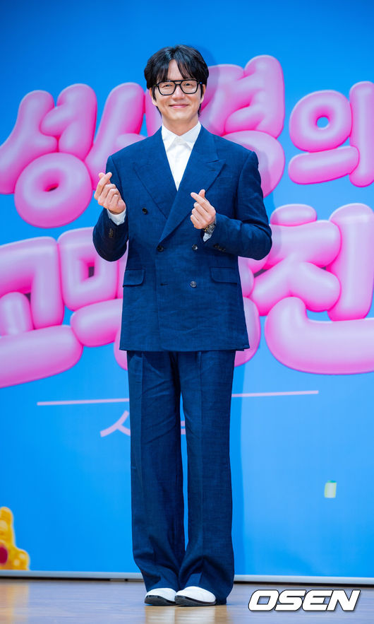 [OSEN=민경훈 기자] 27일 서울 여의도 KBS 신관에서 KBS 2TV '더 시즌즈-성시경의 고막남친' 제작발표회가 진행됐다.<br /><br />가수 성시경은 ‘더 시즌즈’ 9번째 시즌의 MC를 맡게됐다.<br /><br />성시경이 무대 위에서 포즈를 취하고 있다. 2026.03.27 / rumi@osen.co.kr