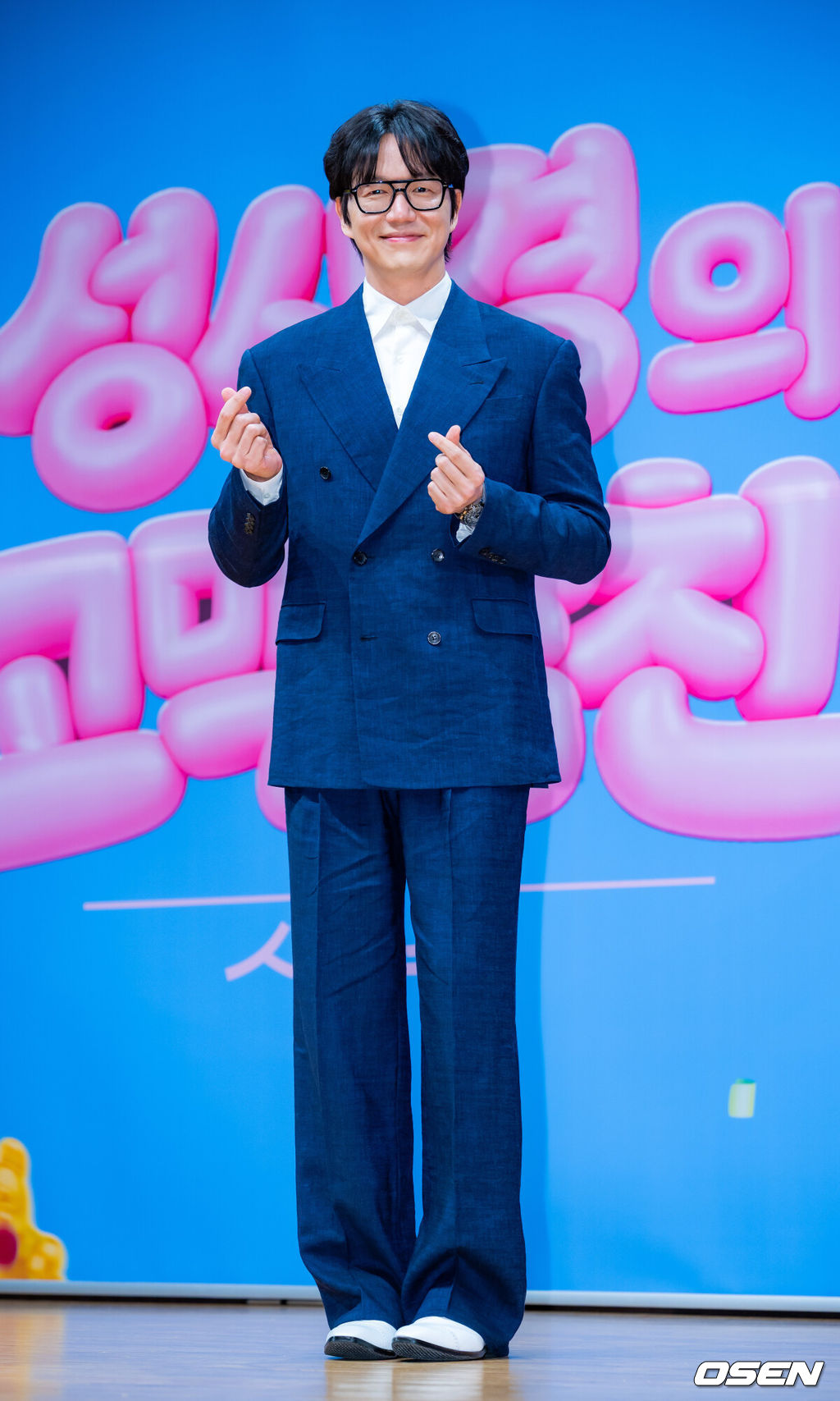 27일 서울 여의도 KBS 신관에서 KBS 2TV '더 시즌즈-성시경의 고막남친' 제작발표회가 진행됐다.<br /><br />가수 성시경은 ‘더 시즌즈’ 9번째 시즌의 MC를 맡게됐다.<br /><br />성시경이 무대 위에서 포즈를 취하고 있다. 2026.03.27 / rumi@osen.co.kr