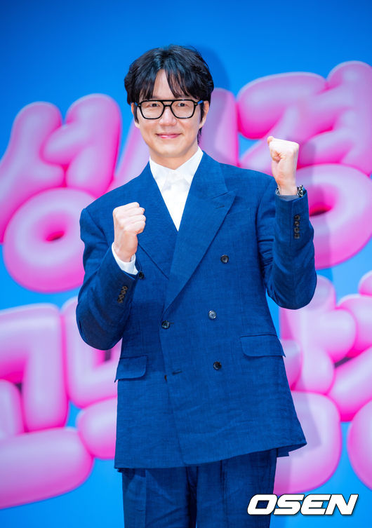 [OSEN=민경훈 기자] 27일 서울 여의도 KBS 신관에서 KBS 2TV '더 시즌즈-성시경의 고막남친' 제작발표회가 진행됐다.<br /><br />가수 성시경은 ‘더 시즌즈’ 9번째 시즌의 MC를 맡게됐다.<br /><br />성시경이 무대 위에서 포즈를 취하고 있다. 2026.03.27 / rumi@osen.co.kr