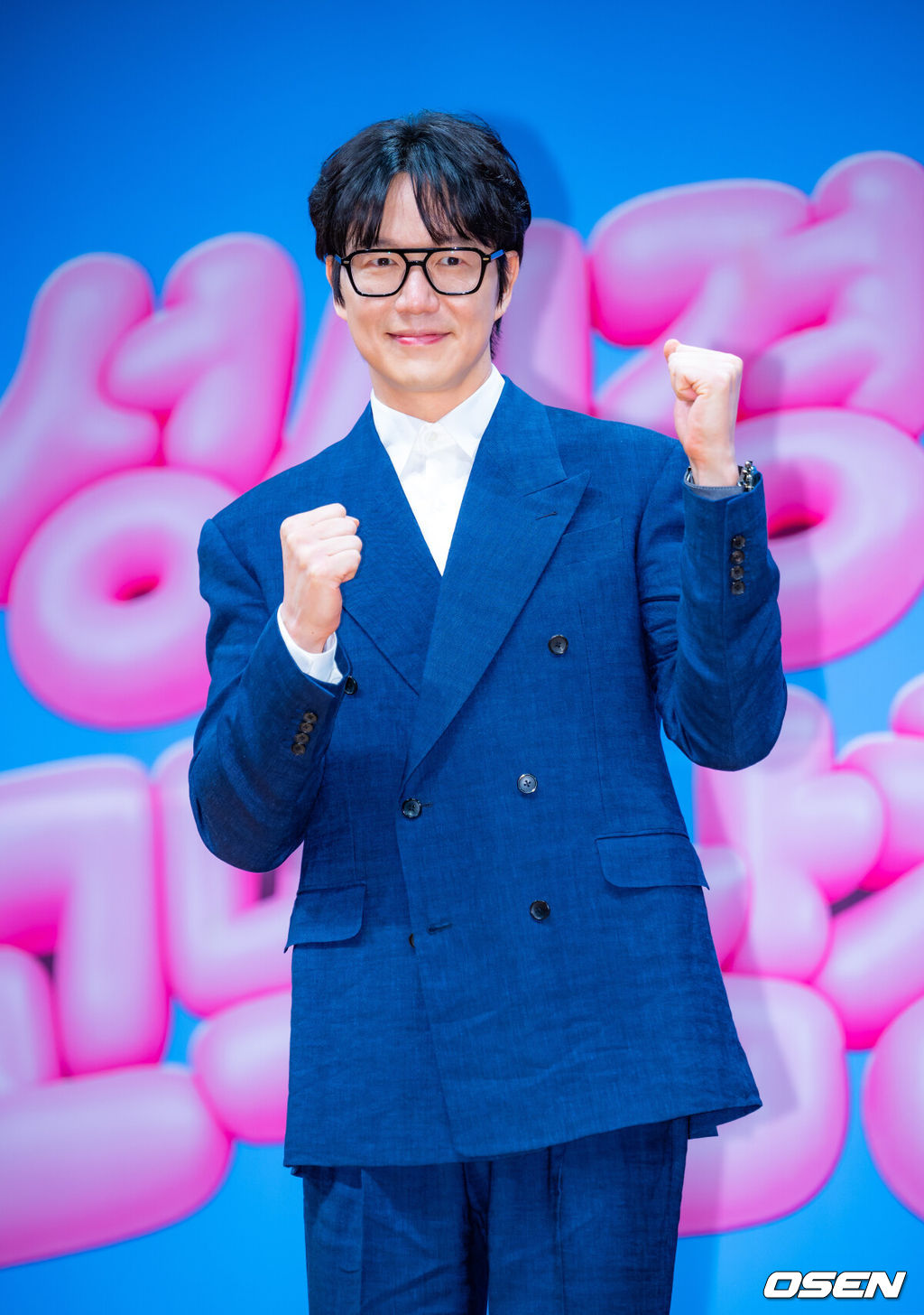 27일 서울 여의도 KBS 신관에서 KBS 2TV '더 시즌즈-성시경의 고막남친' 제작발표회가 진행됐다.<br /><br />가수 성시경은 ‘더 시즌즈’ 9번째 시즌의 MC를 맡게됐다.<br /><br />성시경이 무대 위에서 포즈를 취하고 있다. 2026.03.27 / rumi@osen.co.kr