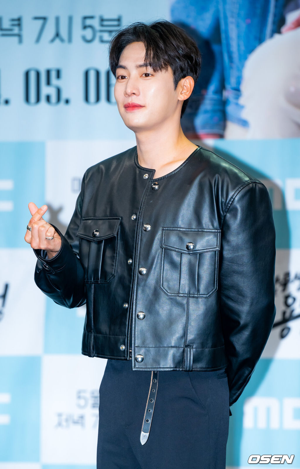 3일 오후 서울 마포구 상암동 MBC 골든마우스홀에서 MBC 새 일일드라마 ‘용감무쌍 용수정’가 제작발표회가 열렸다.오는 6일 첫 방송될 MBC 새 일일드라마 ‘용감무쌍 용수정(약칭 용수정)’은 현대판 거상(巨商) 임상옥을 꿈꾸는 거침없는 상여자 용수정(엄현경 분)과 그에게 운명을 맡긴 악바리 짠돌이 여의주(서준영 분)가 함께하는 화끈하고 통쾌한 로맨스 복수극.배우 권화운이 입장하며 포즈를 취하고 있다. 2024.05.03 /rumi@osen.co.kr