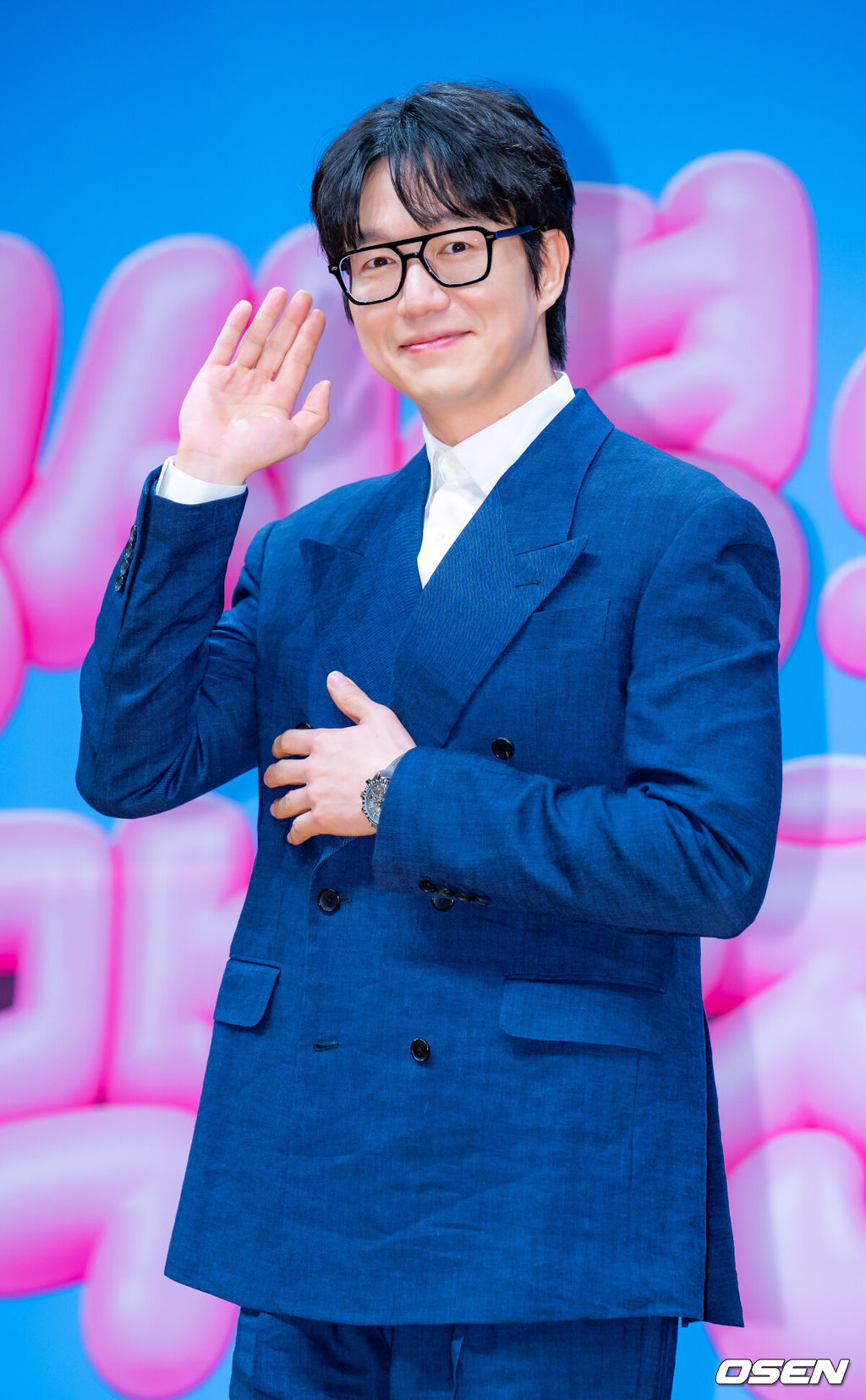 27일 서울 여의도 KBS 신관에서 KBS 2TV '더 시즌즈-성시경의 고막남친' 제작발표회가 진행됐다.가수 성시경은 ‘더 시즌즈’ 9번째 시즌의 MC를 맡게됐다.성시경이 무대 위에서 포즈를 취하고 있다. 2026.03.27 / rumi@osen.co.kr