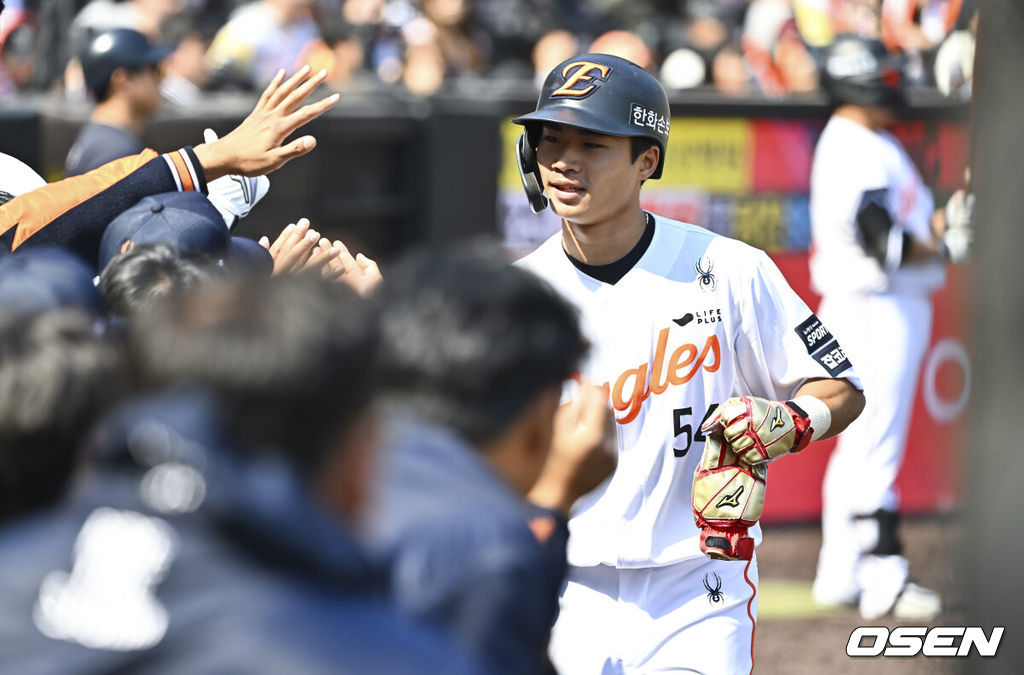 20일 오후 대전 한화생명볼파크에서 2026 신한 SOL KBO 리그 시범경기 한화 이글스와 KIA 타이거즈의 경기를 진행됐다.전날 한화는 4-5로 끌려가다 9회말 허인서의 동점 홈런과 김태연의 끝내기 홈런으로 7-5 역전승을 거두고 2연패를 끊었다.2회말 1사 1,3루 한화 노시환 타석 폭투때 3루 주자 오재원이 홈을 밟은뒤 동료들의 축하를 받고 있다. 2026.03.20 / soul1014@osen.co.kr