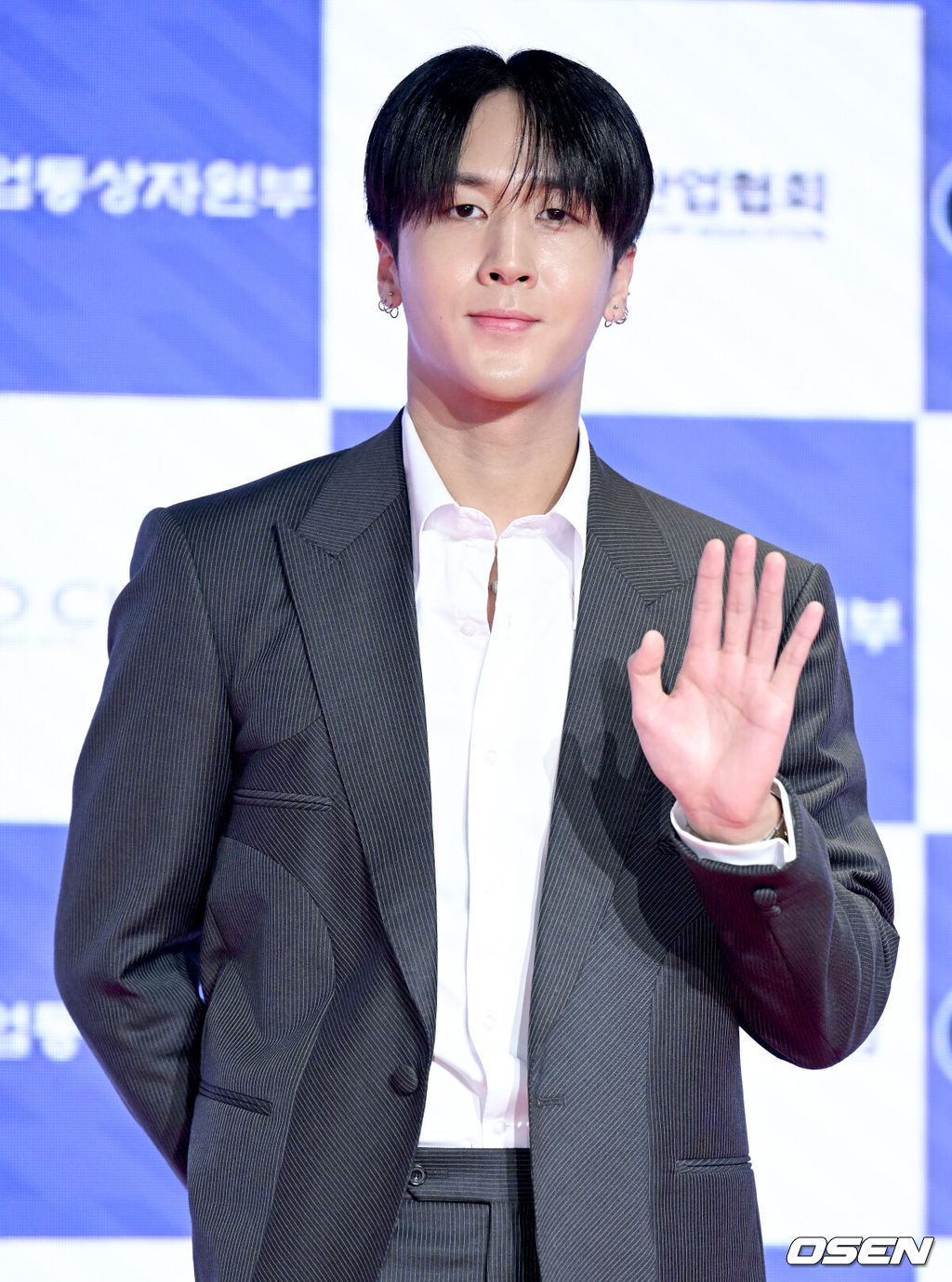 31일 오후 서울 중구 을지로 동대문디자인플라자에서 메타패션 제작발표회가 열렸다. 가수 라비가 포토타임을 갖고 있다. 2022.05.31 /ksl0919@osen.co.kr