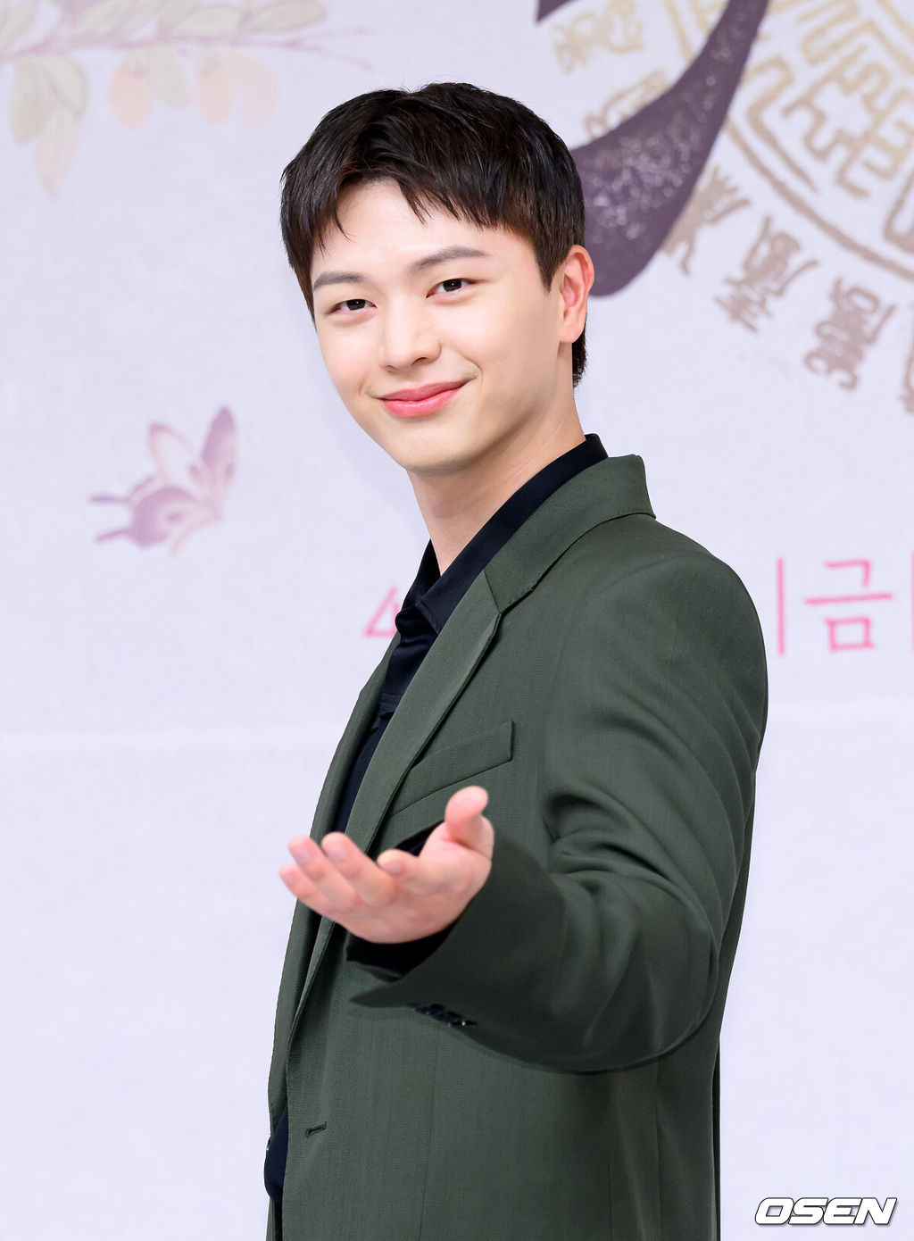 17일 오후 서울 목동 SBS에서 SBS 새 금토드라마 ‘귀궁’ 제작발표회가 열렸다.‘보물섬’ 후속으로 방송되는 SBS 새 금토드라마 ‘귀궁’은 영매의 운명을 거부하는 무녀 여리와 여리의 첫사랑 윤갑의 몸에 갇힌 이무기 강철이가 왕가에 원한을 품은 팔척귀에 맞닥뜨리며 몸과 혼이 단단히 꼬여버리는 육신 쟁탈 판타지 로코. 배우 육성재가 포토타임을 가지고 있다. 2025.04.17 /sunday@osen.co.kr