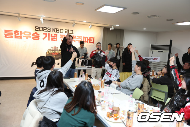 [OSEN=잠실, 조은정 기자]LG트윈스의 2023 KBO 리그 통합우승 기념 팬 맥주파티가 잠실야구장에서 열렸다. LG 차명석 단장이 팬들과 맥주파티를 하고 있다. 2023.12.20 /cej@osen.co.kr