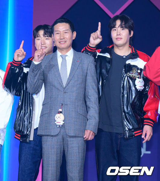 [OSEN=지형준 기자] 2026 신한 SOL KBO 리그 미디어데이&팬페스트 행사가 26일 서울 송파구 롯데호텔 월드에서 열렸다.&nbsp;LG 염경엽 감독, 박해민, 임찬규가 포토타임을 하고 있다. 2026.03.26&nbsp;/ jpnews@osen.co.kr