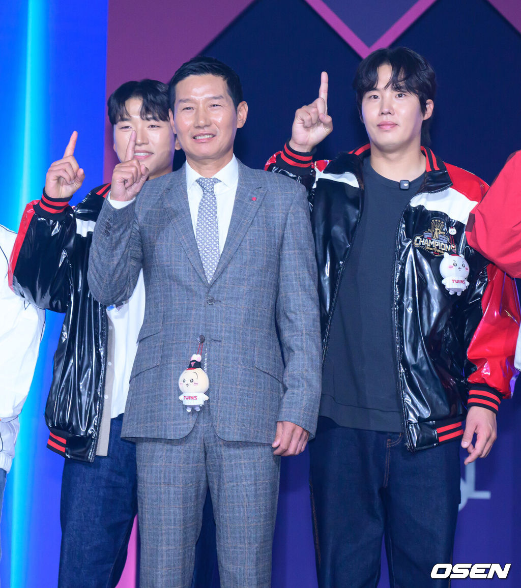 2026 신한 SOL KBO 리그 미디어데이&팬페스트 행사가 26일 서울 송파구 롯데호텔 월드에서 열렸다. LG 염경엽 감독, 박해민, 임찬규가 포토타임을 하고 있다. 2026.03.26 / jpnews@osen.co.kr