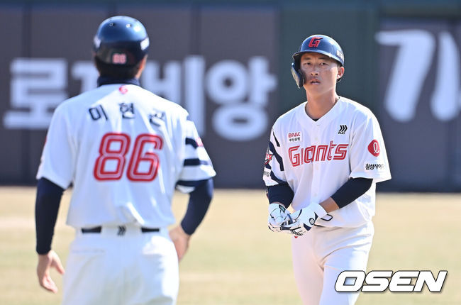 [OSEN=부산, 이석우 기자] 21일 부산 사직야구장에서 2026 신한 SOL KBO 리그 롯데 자이언츠와 한화 이글스의 시범경기가 열렸다. 홈팀 롯데는 로드리게스가, 방문팀 한화는 엄상백이 선발 출전했다.롯데 자이언츠 노진혁이 6회말 2사 만루 1루수 왼쪽 1타점 내야 안타를 치고 진루에 성공하고 있다. 2026.03.21 / foto0307@osen.co.kr
