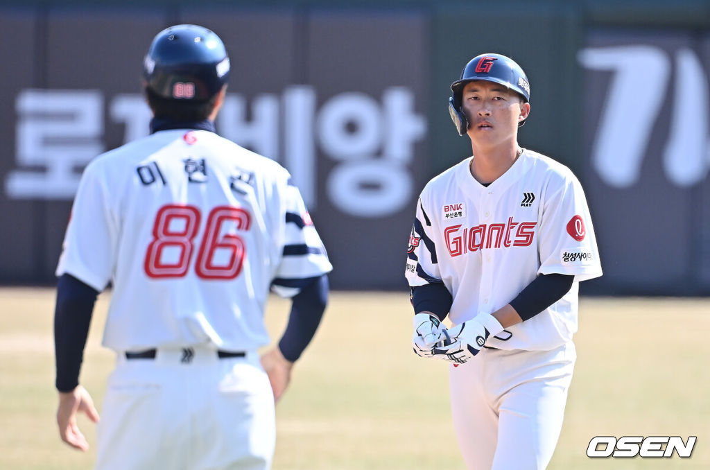 21일 부산 사직야구장에서 2026 신한 SOL KBO 리그 롯데 자이언츠와 한화 이글스의 시범경기가 열렸다. 홈팀 롯데는 로드리게스가, 방문팀 한화는 엄상백이 선발 출전했다.롯데 자이언츠 노진혁이 6회말 2사 만루 1루수 왼쪽 1타점 내야 안타를 치고 진루에 성공하고 있다. 2026.03.21 / foto0307@osen.co.kr