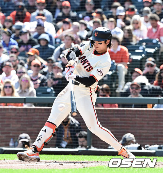 [OSEN=샌프란시스코(미국 캘리포니아주), 지형준 기자] 6일(한국시간) 미국 샌프란시스코 오라클 파크에서 2024시즌 미국 메이저리그(MLB) 샌프란시스코 자이언츠와 샌디에이고 파드리스의 경기가 진행됐다.샌디에이고-로스앤젤레스 원정 7연전을 마친 이정후는 메이저리그 데뷔 이후 첫 홈경기를 치른다.3회말 샌프란시스코 선두타자 이정후가 내야땅볼 타구를 날리고 있다.   2024.04.06 /jpnews@osen.co.kr