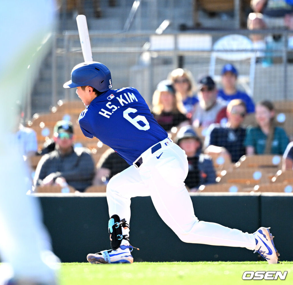 26일(한국시간) 미국 애리조나주 글렌데일 캐멀백 랜치에서 2025 메이저리그 시범경기 LA 다저스와 시애틀 매리너스의 경기가 열렸다.김혜성은 다저스와 최대 3+2년 2200만 달러(약 320억원) 계약에 합의하며 메이저리그 진출에 성공했다.9회말 1사 1,2루에서 LA 다저스 김혜성이 삼진으로 물러나고 있다. 2025.02.26 / sunday@osen.co.kr