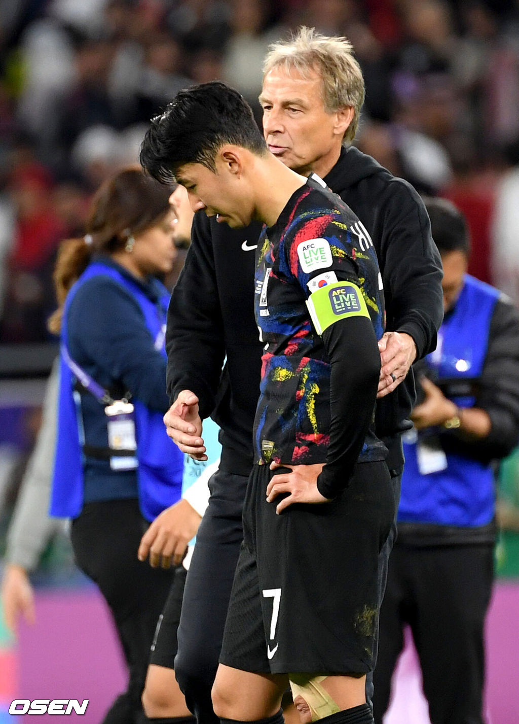 한국이 결승 진출에 실패했다.위르겐 클린스만 감독이 이끄는 대한민국 축구대표팀은 7일 0시(이하 한국시간) 카타르 알라이얀 아흐마드 빈 알리 스타디움에서 요르단과 2023 아시아축구연맹(AFC) 카타르 아시안컵 4강전을 치러 0-2로 패했다. 결승 진출에 실패했다. 동시에 64년 만의 우승도 일궈내지 못했다.경기를 마치고 한국 주장 손흥민과 클린스만 감독이 인사를 나누고 있다. 2024.02.06 / jpnews.osen.co.kr
