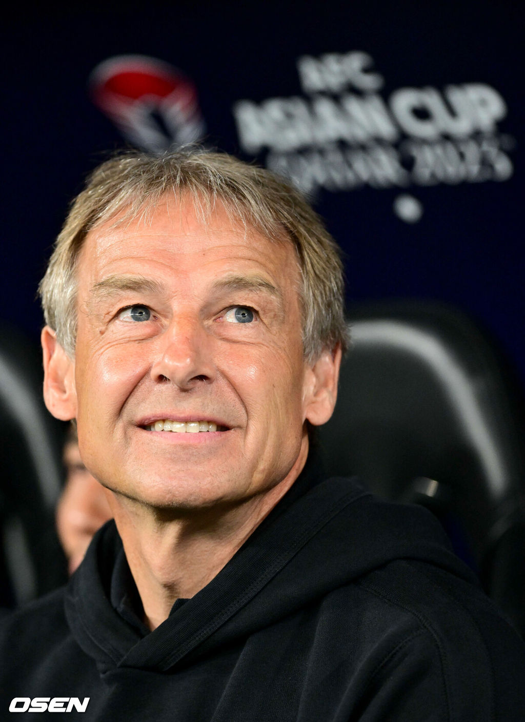 6일 오후 카타르 알라이얀 아흐메드 빈 알리 스타디움에서 2023 아시아축구연맹(AFC) 카타르 아시안컵 준결승 대한민국과 요르단의 경기가 열렸다.경기를 앞두고 한국 클린스만 감독이 피치를 바라보고 있다. 2024.02.06 / jpnews.osen.co.kr