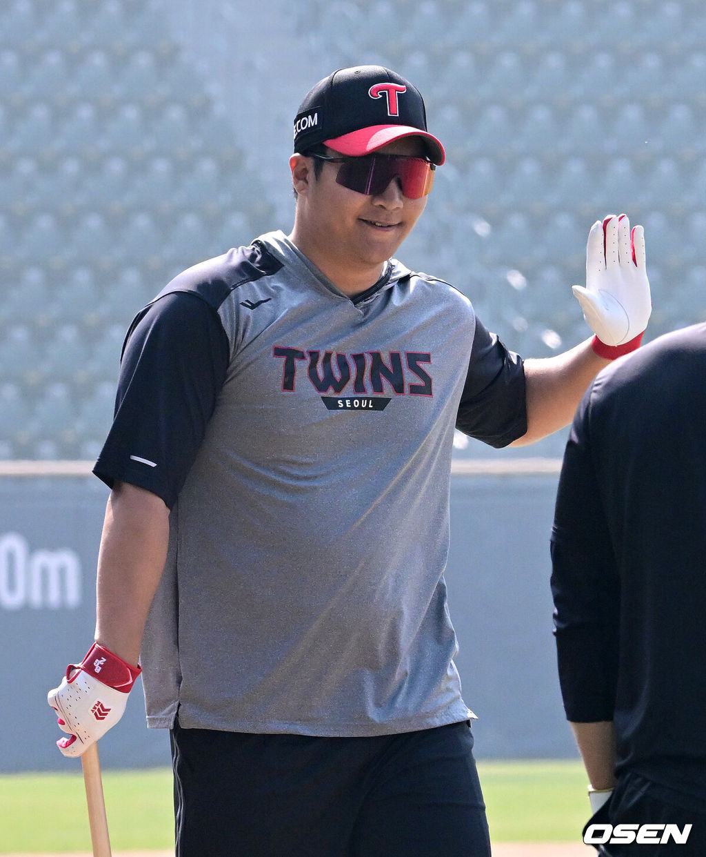 28일 서울 잠실야구장에서 2026 신한 SOL KBO리그 개막전 LG 트윈스와 KT 위즈의 경기가 열렸다. 이날 LG는 요니 치리노스, KT는 맷 사우어를 선발로 내세웠다.LG 문보경이 훈련을 하고 있다. 2026.03.28 / jpnews@osen.co.kr