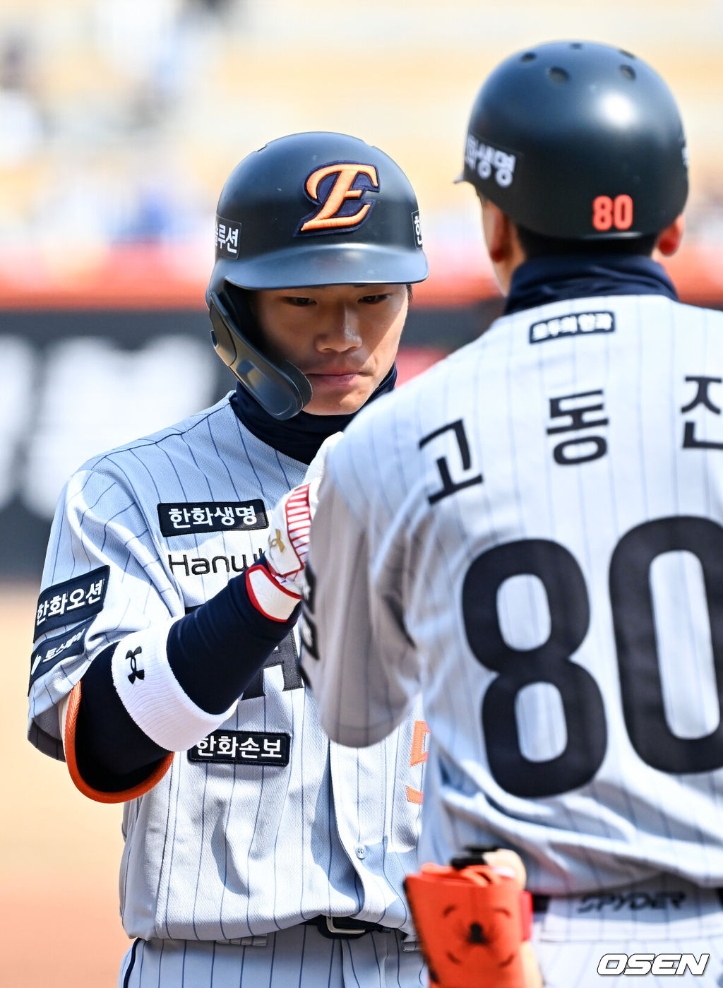 12일 대전 한화생명볼파크에서 2026 신한 SOL KBO리그 시범경기 한화 이글스와 삼성 라이온즈의 경기가 열렸다.시범경기는 오늘(12일)부터 오는 24일까지 진행되며, 각 팀이 12경기씩 치러 총 60경기가 펼쳐진다.1회말 한화 선두타자 오재원이 좌중간 안타를 때린 후 1루에서 기뻐하고 있다. 2026.03.12 /rumi@osen.co.kr