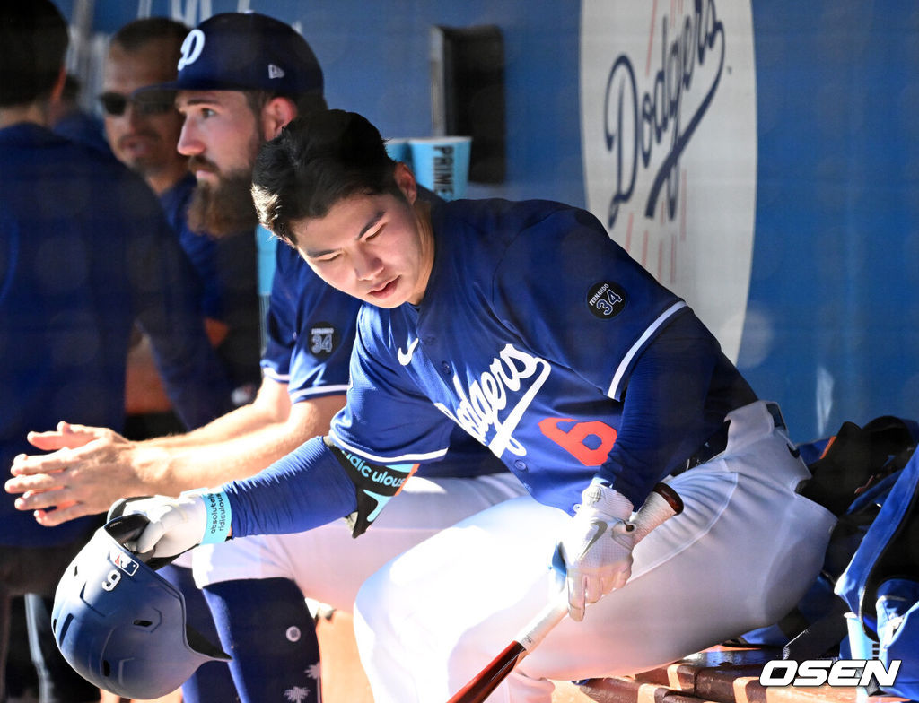 26일(한국시간) 미국 애리조나주 글렌데일 캐멀백 랜치에서 2025 메이저리그 시범경기 LA 다저스와 시애틀 매리너스의 경기가 열렸다.김혜성은 다저스와 최대 3+2년 2200만 달러(약 320억원) 계약에 합의하며 메이저리그 진출에 성공했다.7회말 무사 2루에서 LA 다저스 김혜성이 삼진으로 물러나며 더그아웃에서 장비를 정리하고 있다. 2025.02.26 / sunday@osen.co.kr