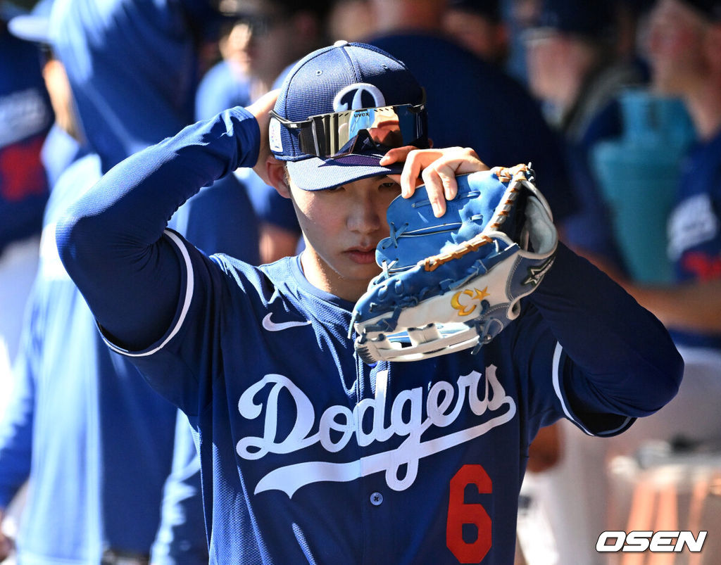 26일(한국시간) 미국 애리조나주 글렌데일 캐멀백 랜치에서 2025 메이저리그 시범경기 LA 다저스와 시애틀 매리너스의 경기가 열렸다.김혜성은 다저스와 최대 3+2년 2200만 달러(약 320억원) 계약에 합의하며 메이저리그 진출에 성공했다.LA 다저스 김혜성이 수비를 준비하고 있다. 2025.02.26 / sunday@osen.co.kr
