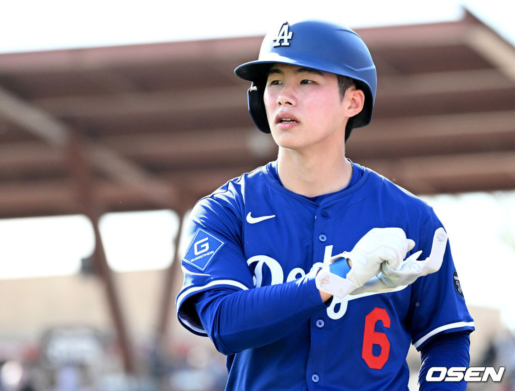 21일(한국시간) 미국 애리조나주 글렌데일 캐멀백 랜치에서 2025 메이저리그 LA 다저스와 시카고 컵스의 시범 경기가 열렸다.김혜성은 다저스와 최대 3+2년 2200만 달러(약 320억원) 계약에 합의하며 메이저리그 진출에 성공했다.LA 다저스 김혜성이 공수 교대 때 더그아웃으로 이동하고 있다. 2025.02.21 / sunday@osen.co.kr
