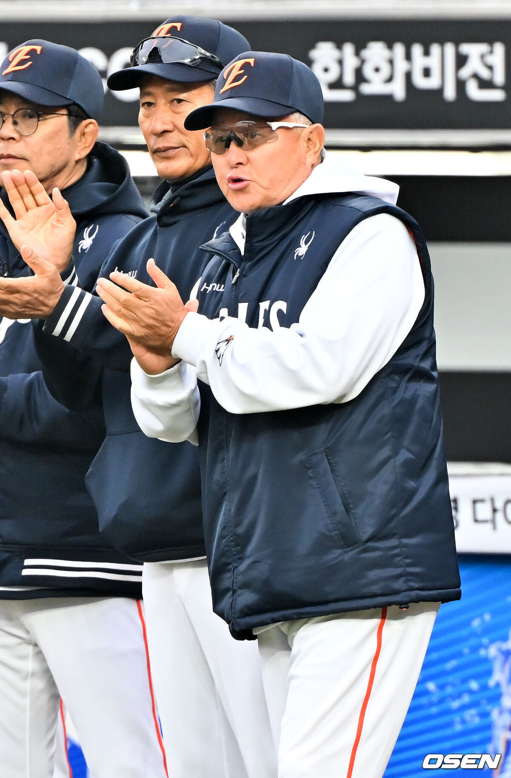 15일 대전 한화생명볼파크에서 2026 신한 SOL KBO리그 시범경기 한화 이글스와 SSG 랜더스의 경기가 열렸다.이 경기에서 한화는 SSG에 8-0으로 승리했다. 지난 14일 1-2 패배를 설욕하며 SSG 2연전을 1승 1패로 마무리했다.경기를 마치고 한화 김경문 감독이 박수를 보내고 있다. 2026.03.15 /rumi@osen.co.kr