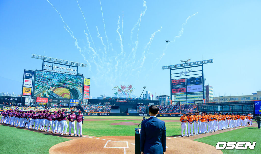28일 대전 한화생명볼파크에서 ‘2026 신한 SOL KBO리그’ 개막전 한화 이글스와 키움 히어로즈의 맞대결이 열렸다.홈팀 한화는 윌켈 에르난데스, 방문팀 키움은 라울 알칸타라를 선발로 내세운다. 경기를 앞두고 한화 박종태 대표이사가 개막 선언을 하고 있다. 한화 김경문 감독, 키움 설종진 감독과 도열한 선수 및 코칭스태프. 2025.03.28 / dreamer@osen.co.kr