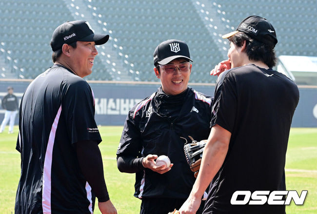 [OSEN=잠실, 지형준 기자] 28일 서울 잠실야구장에서 2026 신한 SOL KBO리그 개막전 LG 트윈스와 KT 위즈의 경기가 열렸다. 이날 LG는 요니 치리노스, KT는 맷 사우어를 선발로 내세웠다.KT 김현수가 친정팀 LG 임찬규와 인사를 나누고 있다. 2026.03.28&nbsp;/ jpnews@osen.co.kr