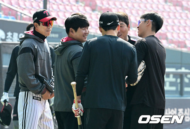 [OSEN=잠실, 지형준 기자] 28일 서울 잠실야구장에서 2026 신한 SOL KBO리그 개막전 LG 트윈스와 KT 위즈의 경기가 열렸다. 이날 LG는 요니 치리노스, KT는 맷 사우어를 선발로 내세웠다.KT 김현수가 친정팀 LG 선수단과 인사를 나누고 있다. 2026.03.28&nbsp;/ jpnews@osen.co.kr