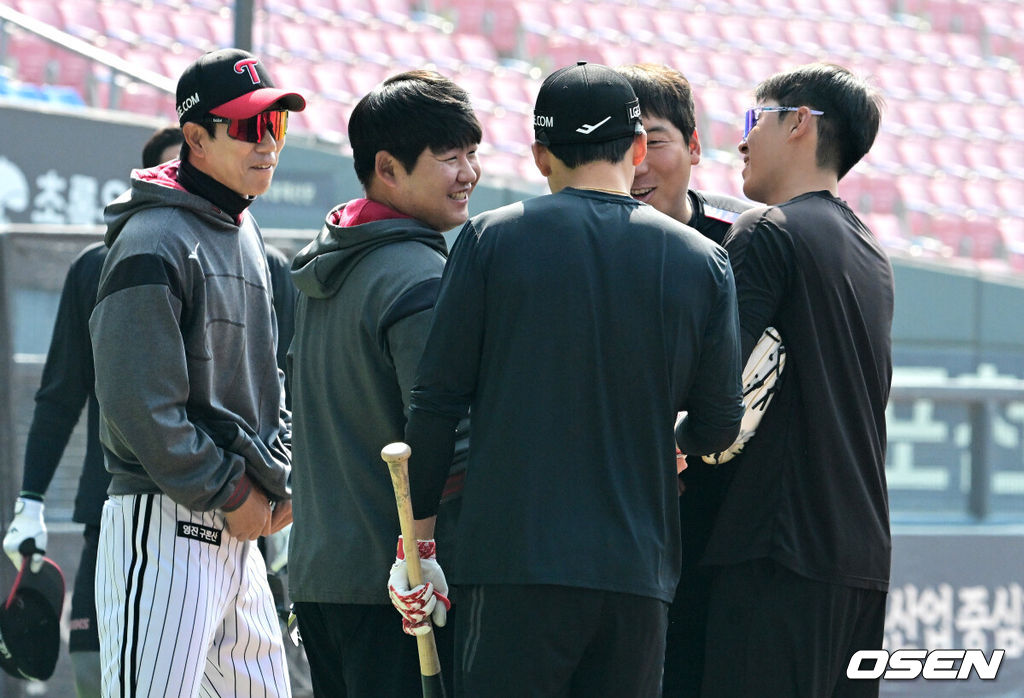 28일 서울 잠실야구장에서 2026 신한 SOL KBO리그 개막전 LG 트윈스와 KT 위즈의 경기가 열렸다. 이날 LG는 요니 치리노스, KT는 맷 사우어를 선발로 내세웠다.KT 김현수가 친정팀 LG 선수단과 인사를 나누고 있다. 2026.03.28 / jpnews@osen.co.kr
