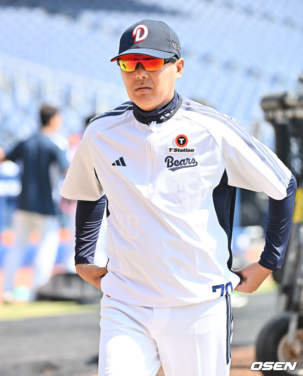 28일 창원NC파크에서 2026 신한 SOL KBO 리그 NC 다이노스와 두산 베어스의 경기가 열린다. 홈팀 NC는 구창모가, 방문팀 두산은 플렉센이 선발 출전한다. 두산 베어스 김원형 감독이 선수들의 훈련을 지켜보고 있다. 2026.03.28 / foto0307@osen.co.kr