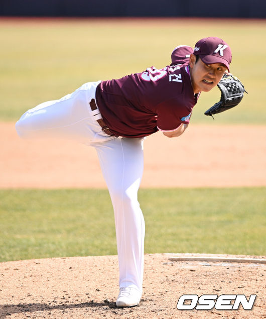 [OSEN=수원, 조은정 기자]19일 경기도 수원 KT위즈파크에서 ‘2026 신한 SOL KBO리그’ 시범경기 KT 위즈와 키움 히어로즈의 경기가 열렸다.KT는 선발 투수로 보쉴리를, 키움은 김윤하를 마운드에 올렸다.5회말 키움 조영건이 역투하고 있다. 2026.03.19 /cej@osen.co.kr