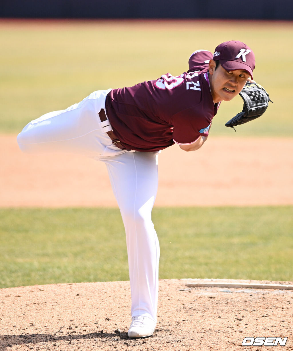 19일 경기도 수원 KT위즈파크에서 ‘2026 신한 SOL KBO리그’ 시범경기 KT 위즈와 키움 히어로즈의 경기가 열렸다.KT는 선발 투수로 보쉴리를, 키움은 김윤하를 마운드에 올렸다.5회말 키움 조영건이 역투하고 있다. 2026.03.19 /cej@osen.co.kr