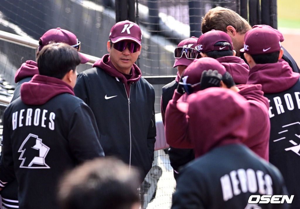 20일 경기도 수원 KT위즈파크에서 ‘2026 신한 SOL KBO리그’ 시범경기 KT 위즈와 키움 히어로즈의 경기가 열렸다.KT는 10위(1승 2무 4패), 키움는 공동 8위(2승 1무 4패)를 기록중이다. 경기에 앞서 키움 설종진 감독이 선수단과 이야기를 나누고 있다. 2026.03.20 / jpnews@osen.co.kr