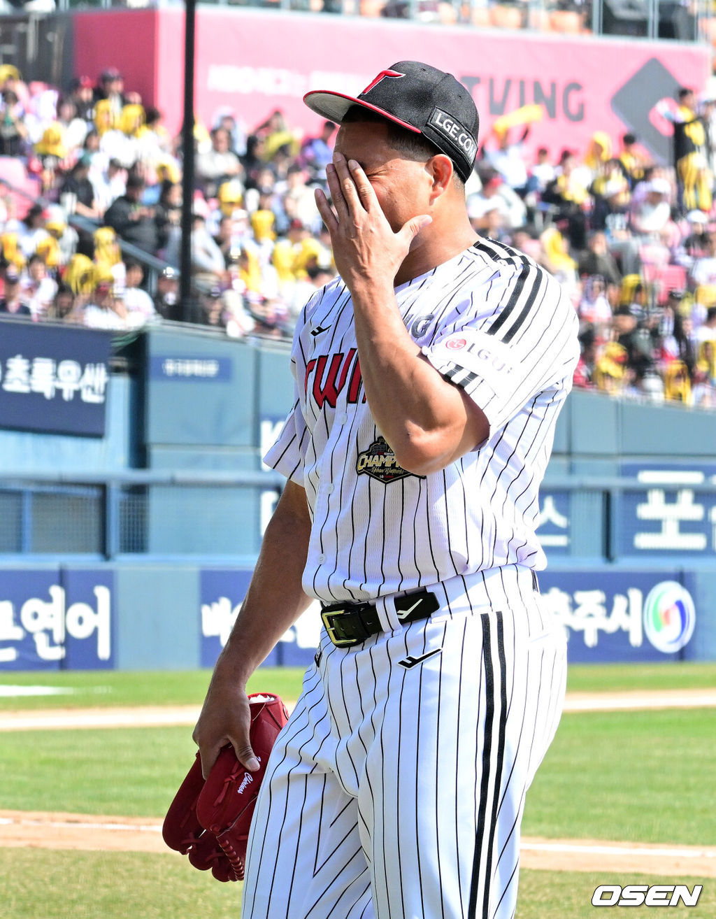 28일 서울 잠실야구장에서 2026 신한 SOL KBO리그 개막전 LG 트윈스와 KT 위즈의 경기가 열렸다. 이날 LG는 요니 치리노스, KT는 맷 사우어를 선발로 내세웠다.1회초 수비를 마치고 6실점을 허용한 LG 치리노스가 아쉬워하고 있다. 2026.03.28 / jpnews@osen.co.kr
