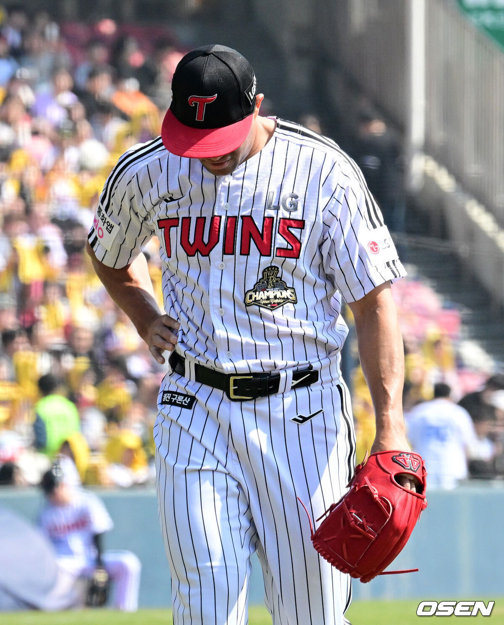 28일 서울 잠실야구장에서 2026 신한 SOL KBO리그 개막전 LG 트윈스와 KT 위즈의 경기가 열렸다. 이날 LG는 요니 치리노스, KT는 맷 사우어를 선발로 내세웠다.1회초 수비를 마치고 6실점을 허용한 LG 치리노스가 아쉬워하고 있다. 2026.03.28 / jpnews@osen.co.kr